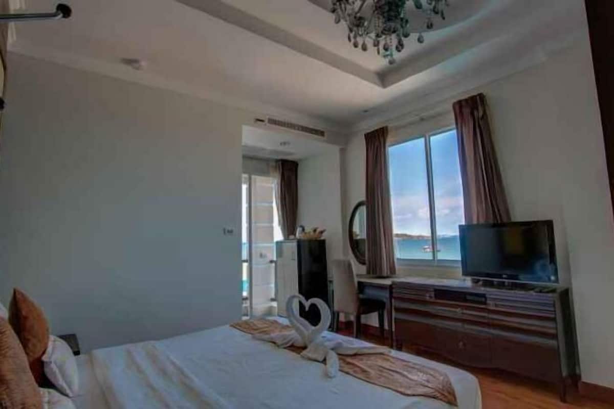 Minibar, caja de seguridad en la habitación y escritorio