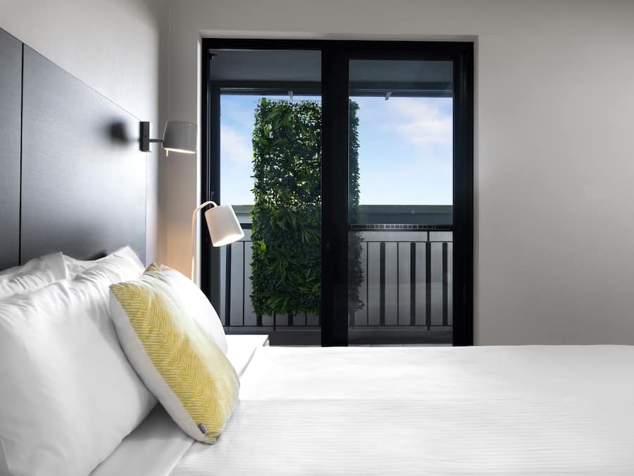 Tabla de planchar con plancha, cunas, wifi gratis y ropa de cama