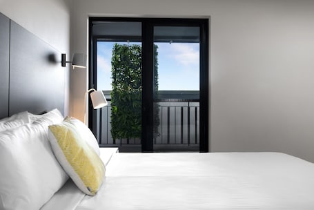 One Bedroom Suite | Iron/ironing board, cots/infant beds, free WiFi, bed sheets. Veriu Randwick