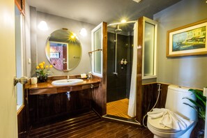 Suite B (4 Persons) | Kamar mandi | Shower, perlengkapan mandi gratis, pengering rambut, dan handuk