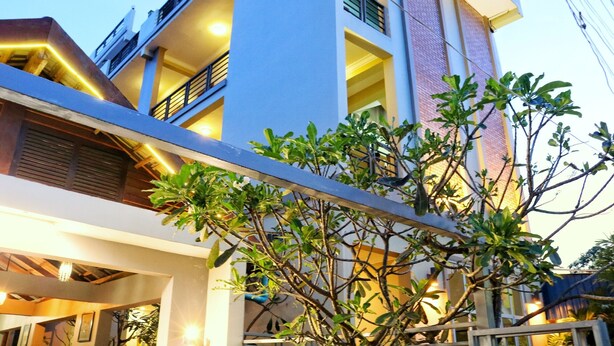 Un edificio de varios pisos con balcones e iluminación exterior.