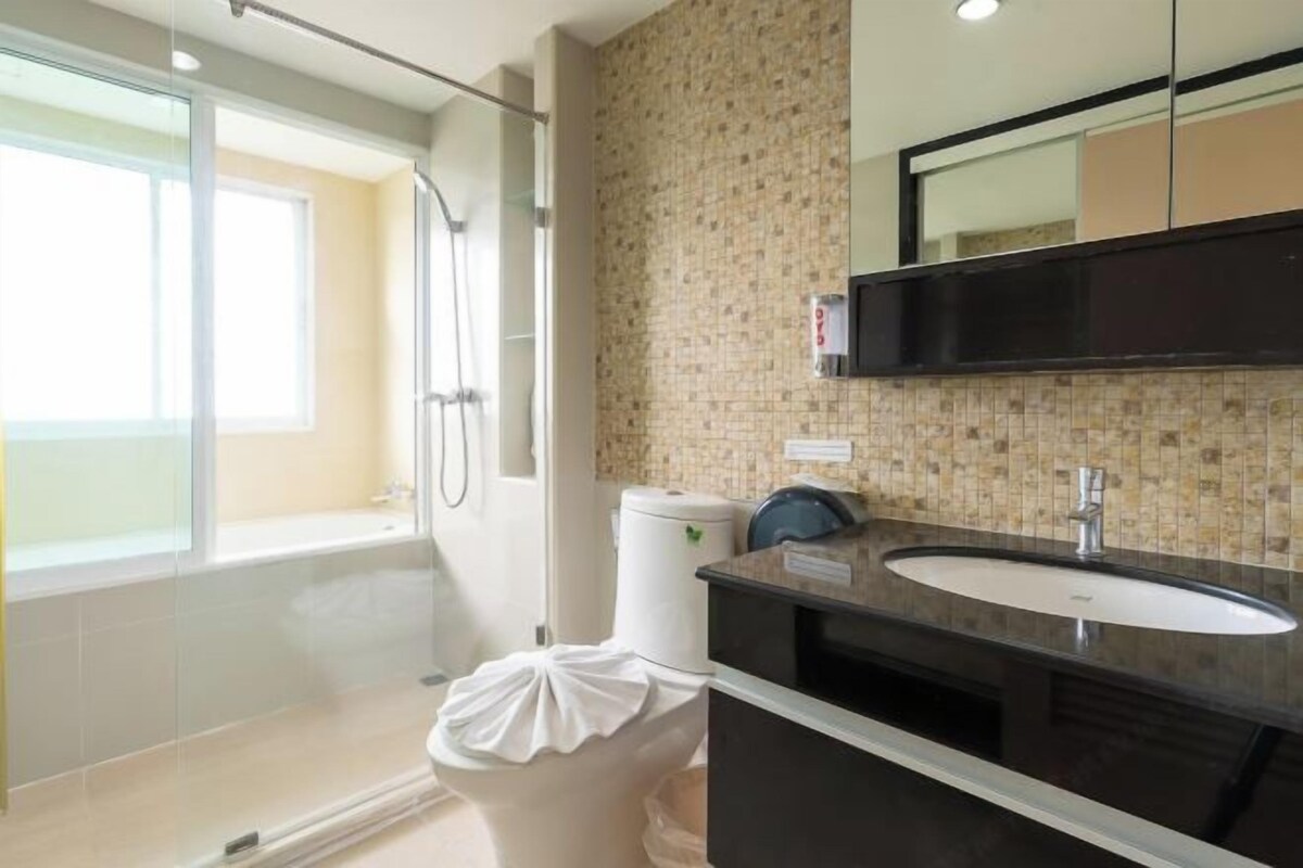 Un baño con ducha, inodoro y lavabo.