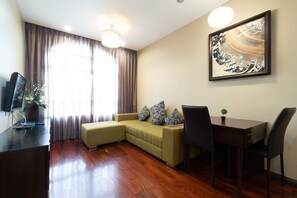 Classic Triple Suite | Soundproofing, free WiFi, bed sheets - Greenview Ekkamai 10 (Bangkok)