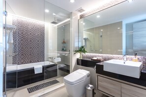 Suite, 1 habitación | Baño | Tina y regadera independientes y tina profunda 