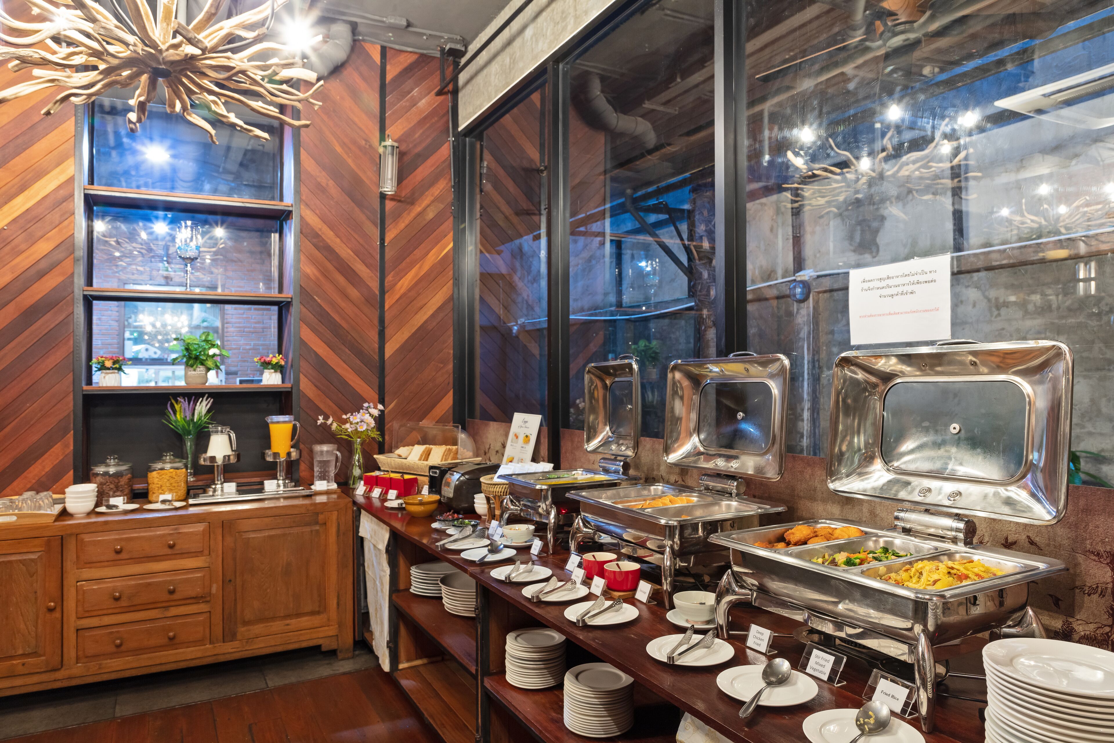 Se ofrece un desayuno bufé (350 THB por persona)