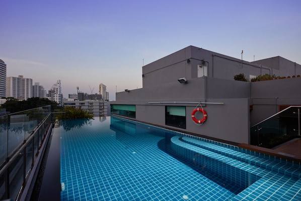 Outdoor pool, pool umbrellas, sun loungers