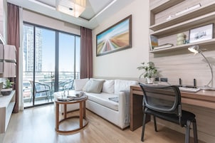 Suite, 1 Bedroom | Ruang tamu | 40 inci televisyen LED dengan kabel, TV