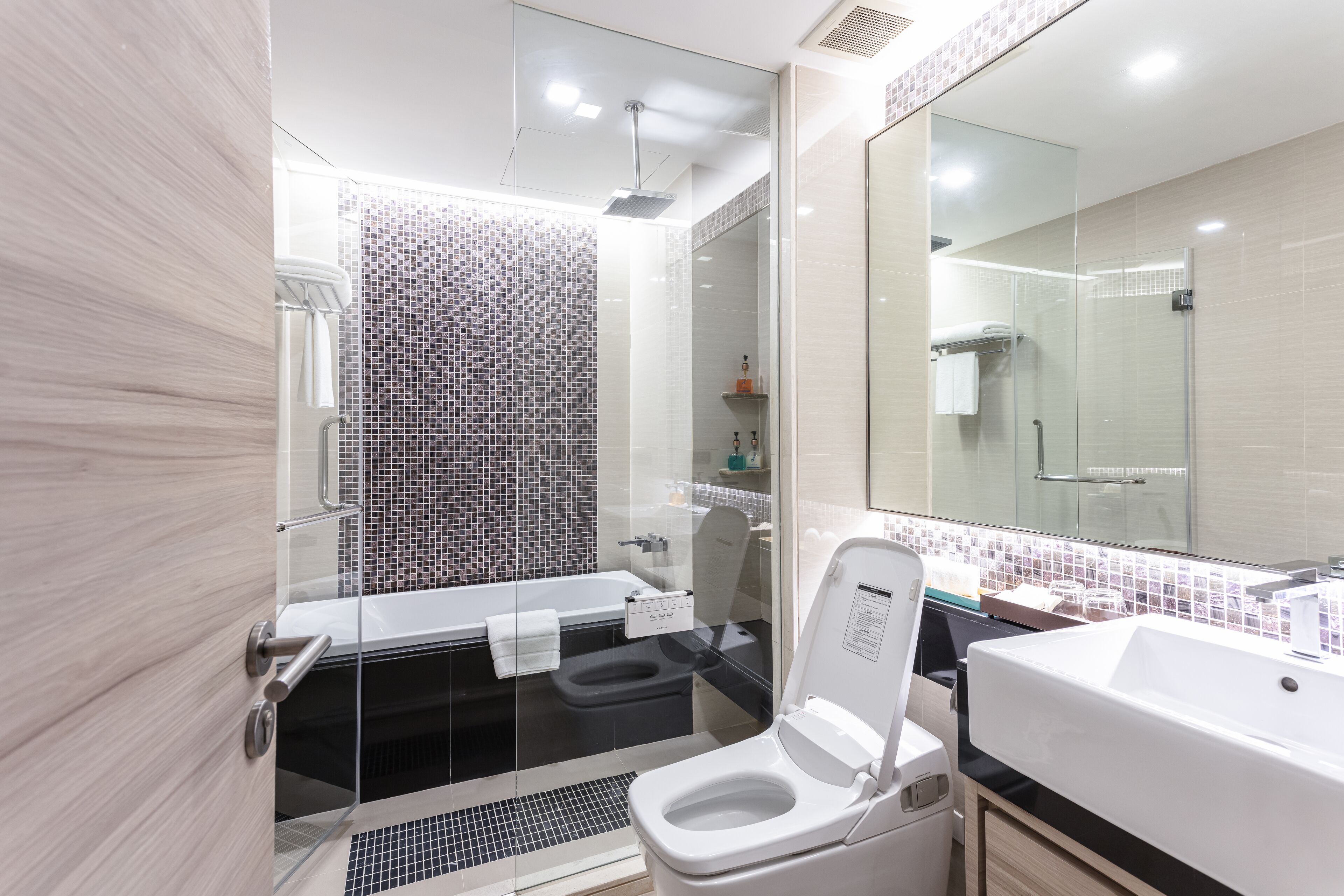 premium suite | bathroom | separate bathtub and shower, deep-soaking bathtub, free toiletries