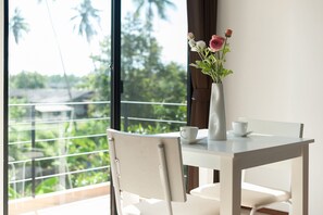 Junior Executive | Essbereich im Zimmer