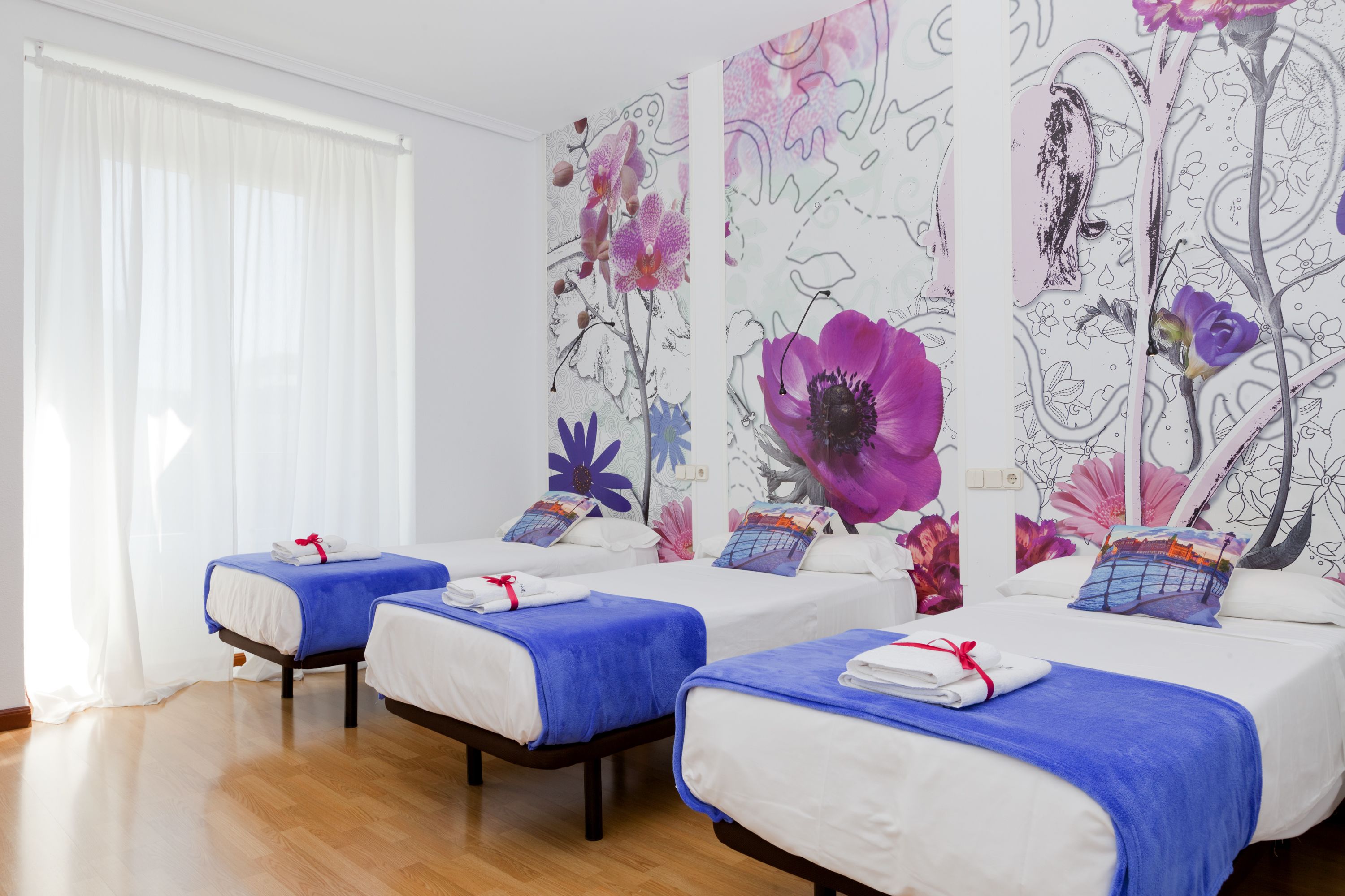 Dreibettzimmer | Zimmersafe, individuell dekoriert, Verdunkelungsvorhänge