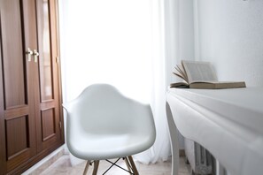 Habitación individual | Caja de seguridad en la habitación y decoración personalizada 