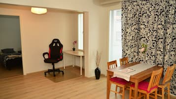 Superior-Apartment, 1 Schlafzimmer, Sauna | Wohnzimmer | Flachbildfernseher