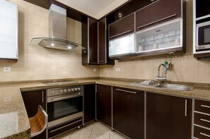 Appartement, 1 chambre | Cuisine privée | Grand réfrigérateur, micro-ondes, four, plaque de cuisson