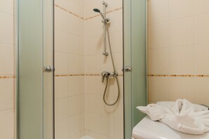 Studio | Bathroom shower - Broadway Apartments (Budapest)