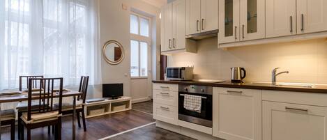 Two Bedroom Apartment - Nagymezo street 64. | 거실 공간 | TV