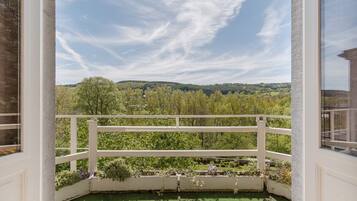 Deluxe tweepersoonskamer | Een kluis op de kamer, individueel gemeubileerd, een bureau