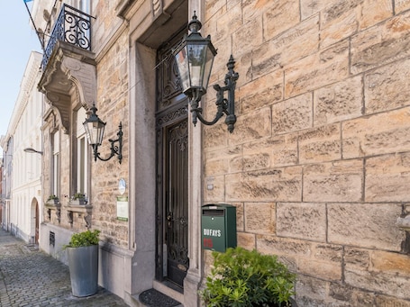 Caja de seguridad en la habitación, muebles diferentes y escritorio