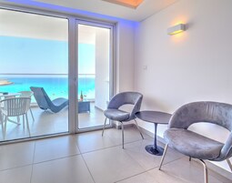 Deluxe Suite, Sea View | Minibar, in-room safe, desk, soundproofing