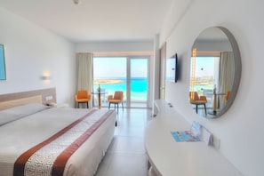 Een minibar, een kluis op de kamer, een bureau, geluiddichte muren