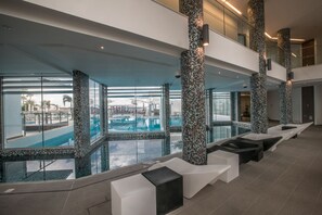 Een binnenzwembad en een seizoensgebonden buitenzwembad