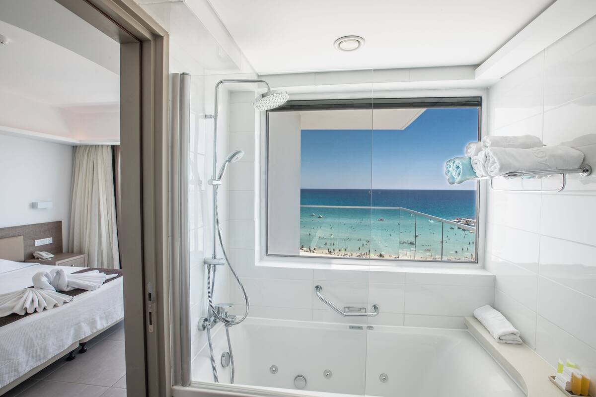 deluxe suite, sea view | bathroom | free toiletries, hair dryer, slippers, towels