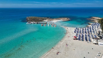 På stranden, hvidt sand, strandbarer