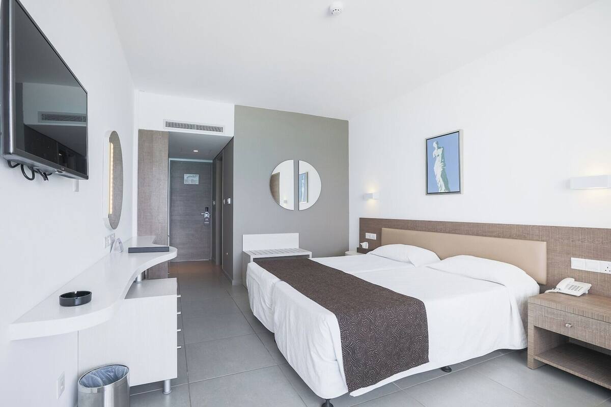 Een minibar, een kluis op de kamer, een bureau, geluiddichte muren