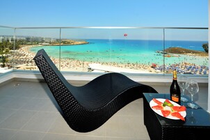 Deluxe Suite, Sea View | Minibar, in-room safe, desk, soundproofing