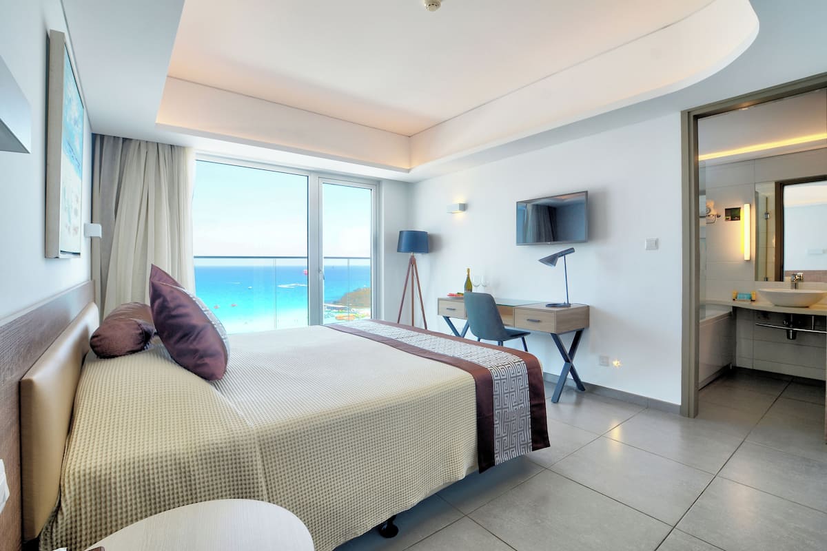 deluxe suite, sea view | 1 bedroom, minibar, in-room safe, desk