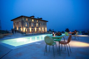 Seasonal outdoor pool, pool umbrellas, pool loungers - NaturalMente Wine Resort (Agliano Terme)