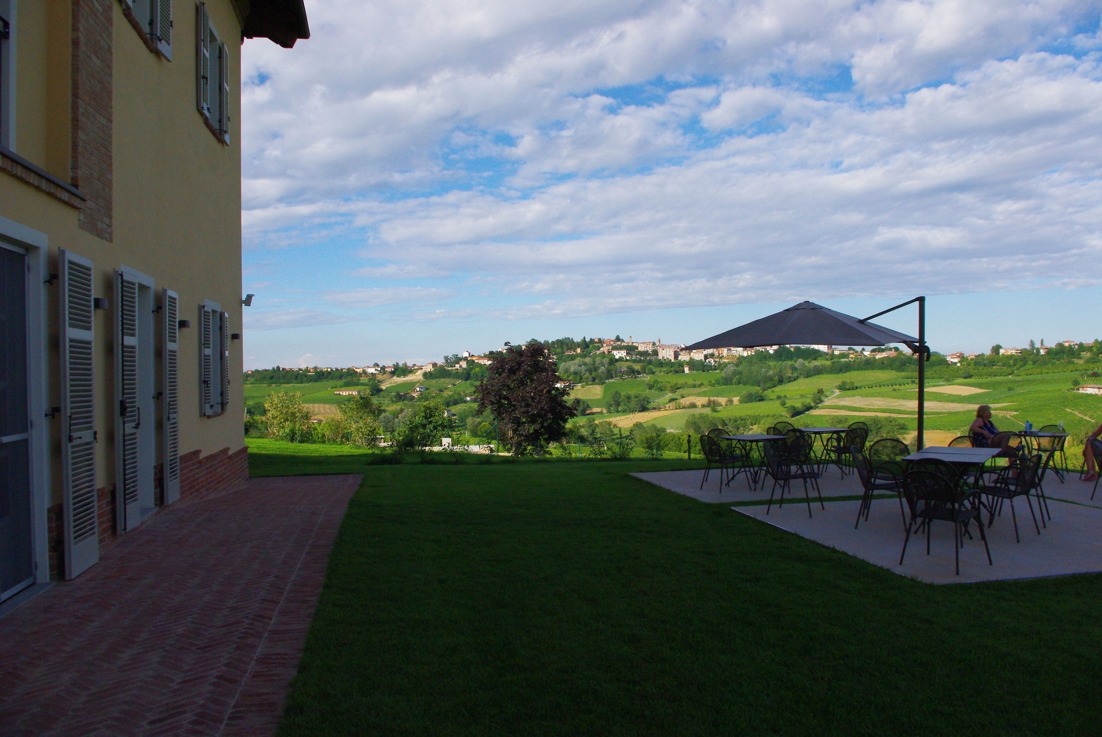 Eine Terrasse mit Sitzgelegenheit und Blick auf einen Golfplatz.