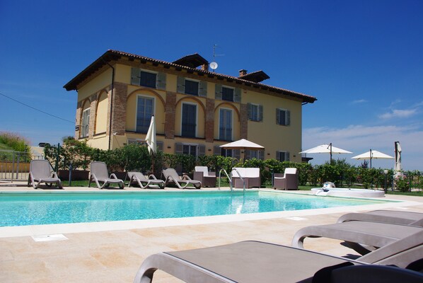 Außenpool (je nach Saison geöffnet), Sonnenschirme, Liegestühle