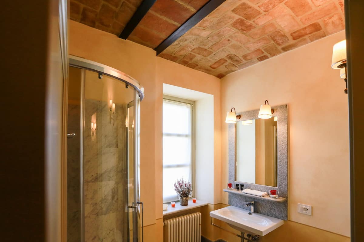 single room | bathroom | shower, free toiletries, hair dryer, bidet