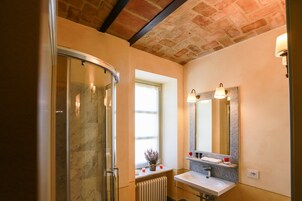 Single Room | Bathroom | Shower, free toiletries, hair dryer, bidet