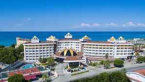 A hotel with multiple buildings, a pool, and a view of the sea. - Side Alegria Hotel & Spa - Adults Only - All inclusive (Manavgat)