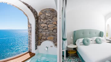 Junior-Suite, 1 Schlafzimmer, Whirlpool, Meerblick | 1 Schlafzimmer, Minibar, Zimmersafe, Schreibtisch