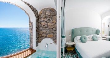 小型套房, 1 间卧室, 按摩浴缸, 海景 | 迷你吧、客房内保险箱、办公桌、隔音