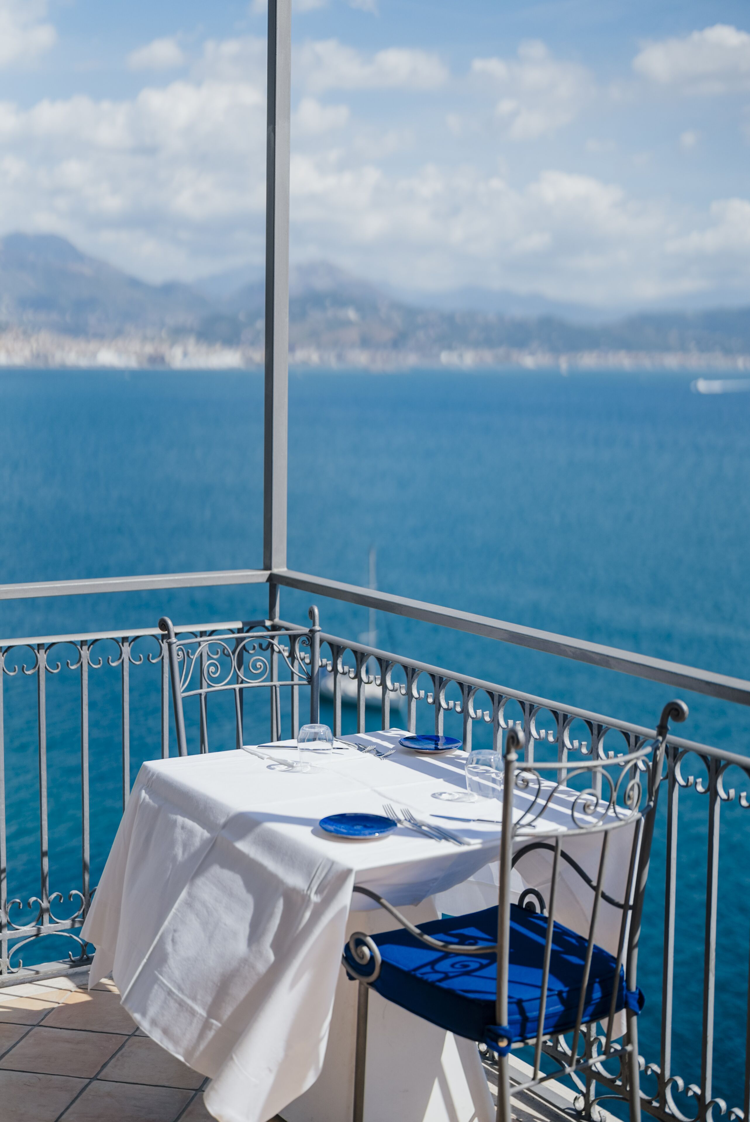 Mesa para dos con vistas al mar y a las montañas.