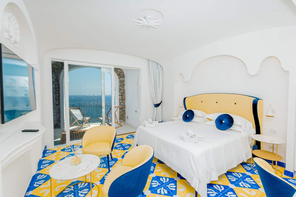 Elite Room, 1 King Bed, Hot Tub, Sea View | 1 bedroom, minibar, in-room safe, desk