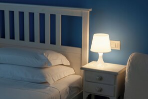 Chambre quadruple | Literie de qualité, bureau, fer et planche à repasser
