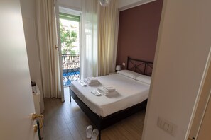 Chambre Double Économique | Literie de qualité supérieure, bureau, fer et planche à repasser