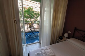 Quarto casal econômico | Roupas de cama premium, escrivaninha, ferros/tábuas de passar roupa