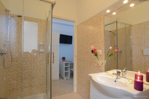 Shower, free toiletries, hair dryer, slippers - Magna Cura Guest House (Rome)