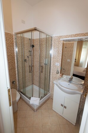 Kamar Double Ekonomi | Kamar mandi | Shower, perlengkapan mandi gratis, pengering rambut, dan sandal