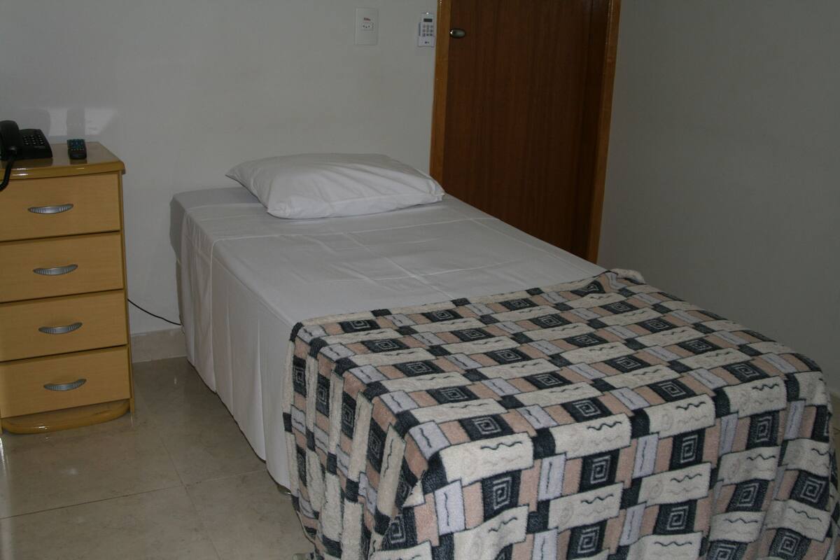 Habitación individual | Sábanas de algodón egipcio, minibar, escritorio y wifi gratis