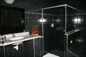 Habitación triple | Baño | Regadera, amenidades de baño gratuitas, toallas 