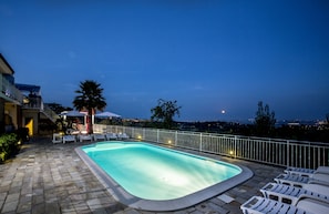 Outdoor pool, open 7:00 AM to 7:30 AM, pool umbrellas, sun loungers - B&B Macerata (Macerata)