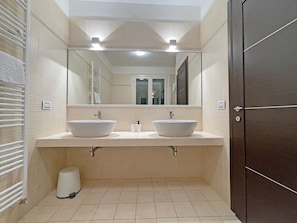 A modern bathroom with two sinks, a large mirror, and a dark door. - B&B Macerata (Macerata)