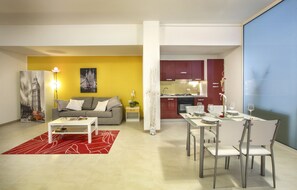 Grand loft, 1 queensize bed met slaapbank, keuken, aan het zwembad | Woonruimte | Een 28-inch flatscreentelevisie met digitale zenders en televisie