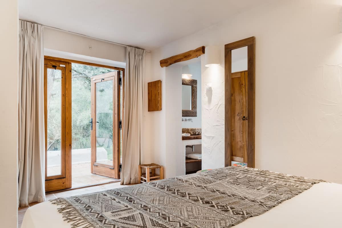 deluxe double room, 1 king bed | 1 bedroom, premium bedding, in-room safe, laptop workspace